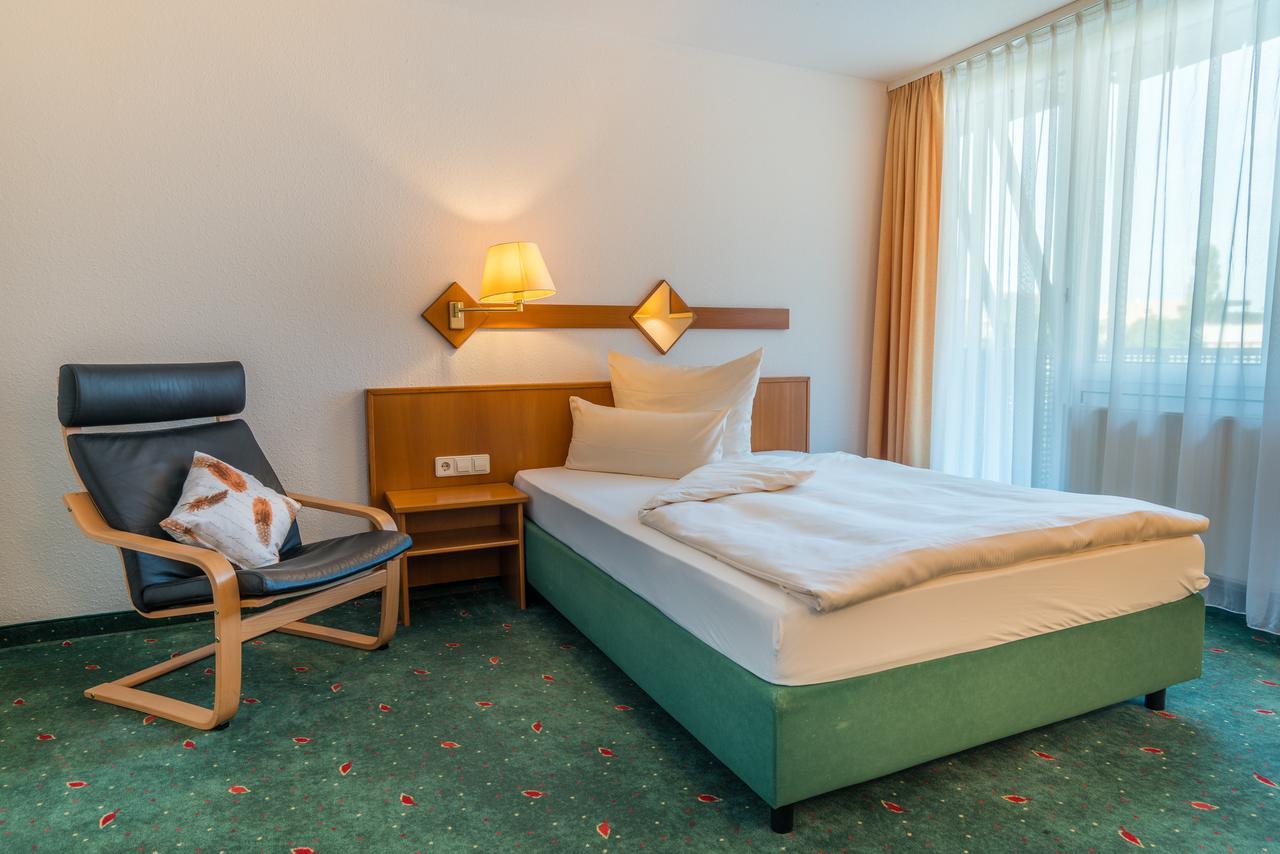 Airporthotel Residenz Steinenbronn Bagian luar foto